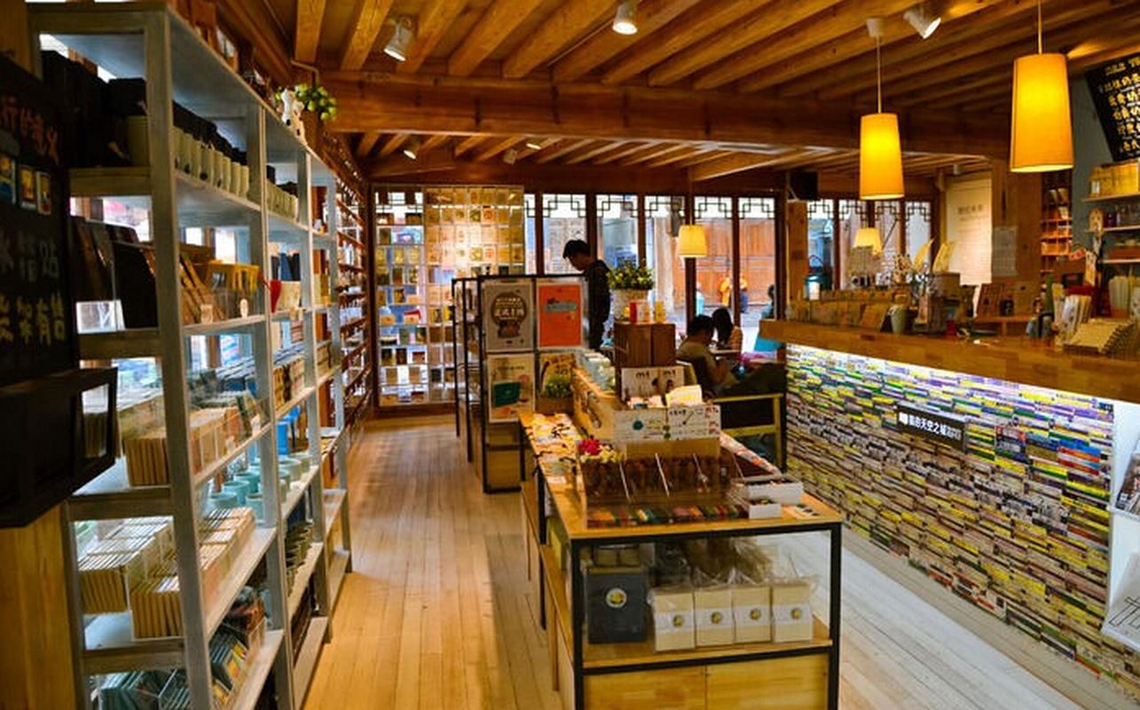 想知道精品百货店如何吸引顾客吗?秘诀就在于明确定位,优化陈列,利用